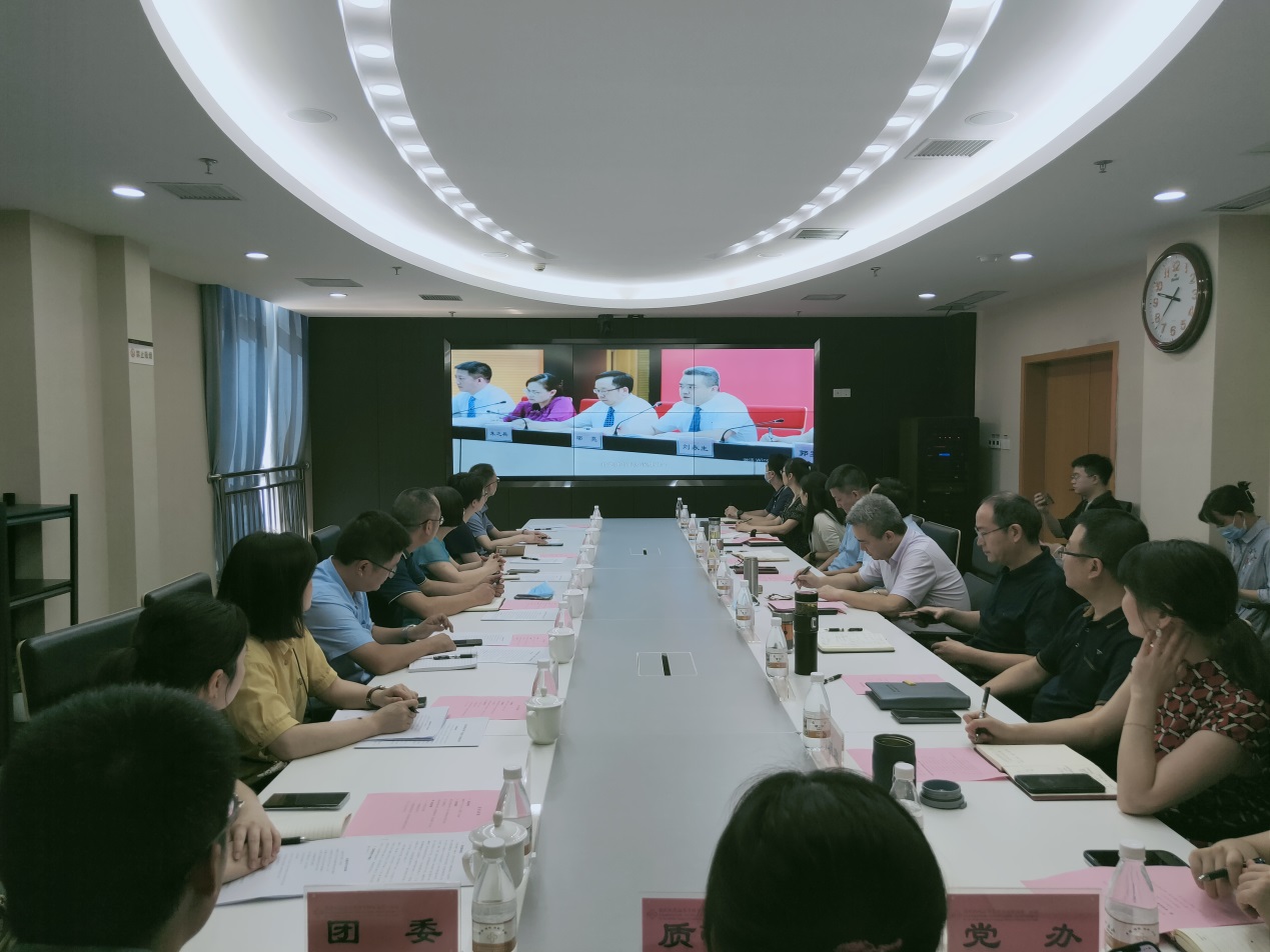 说明: J:\公众号信息发布\2022年\2022年7月\7.15\重庆\重庆学习放微信公众号照片\参观妇幼支部阵地1.jpg